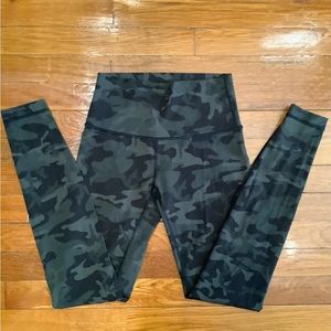 Lululemon Wundertrain legging 28” in camo - EUC